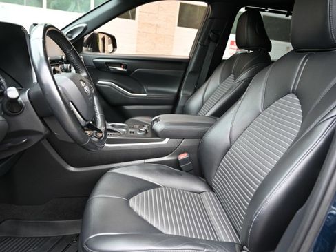 Used 2021 Toyota Highlander XSE AWD/4WD image 16
