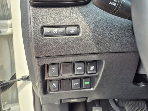 Used 2018 Nissan Rogue SV w/ Premium Package FWD image 31