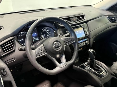 Used 2017 Nissan Rogue SV w/ SV Premium Package image 12