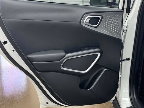 Used 2025 Kia Soul LX w/ LX Technology Package FWD image 19
