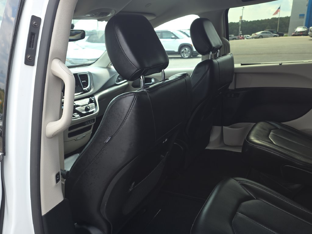 Used 2023 Chrysler Pacifica Touring-L FWD image 26