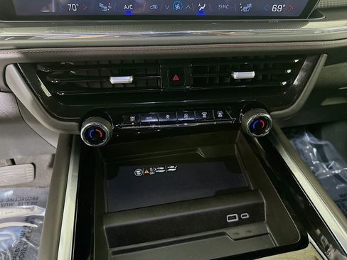 Used 2025 Chevrolet Suburban RST w/ Comfort Package RWD image 23