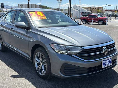 Used 2024 Volkswagen Jetta SE FWD image 3