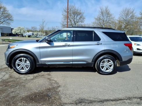 Used 2024 Ford Explorer XLT w/ Equipment Group 202A AWD/4WD image 2