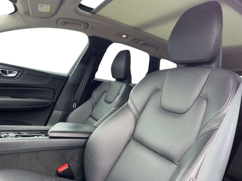 Used 2023 Volvo XC60 B5 Plus image 11
