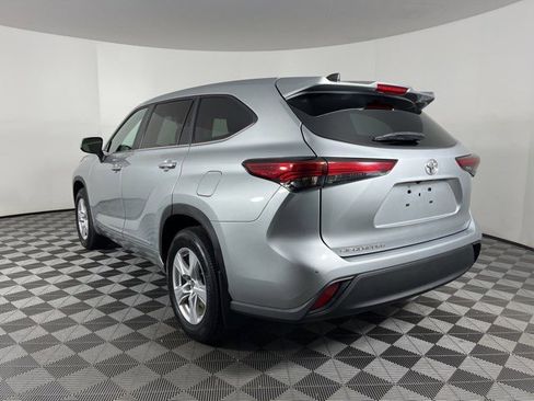 Used 2023 Toyota Highlander L FWD image 5