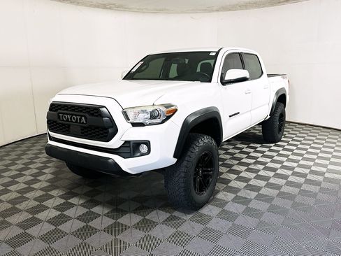 Used 2018 Toyota Tacoma TRD Off-Road AWD/4WD image 7