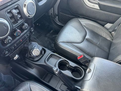 Used 2015 Jeep Wrangler Unlimited Rubicon AWD/4WD image 11