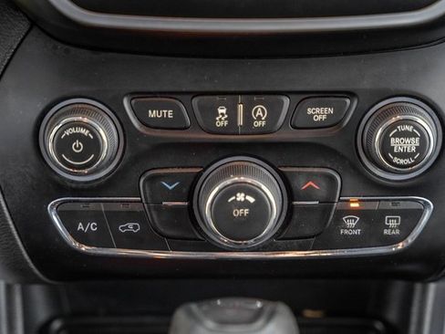 Used 2019 Jeep Cherokee Latitude w/ Popular Appearance Group image 23