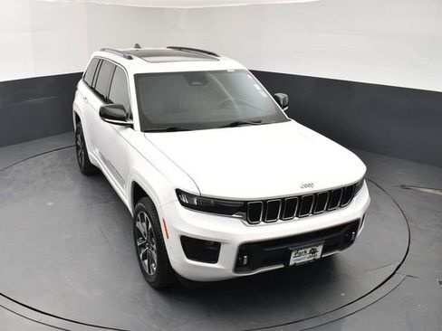 Used 2023 Jeep Grand Cherokee Overland w/ Luxury Tech Group IV AWD/4WD image 13