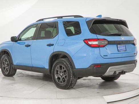 Certified 2025 Honda Pilot TrailSport image 8
