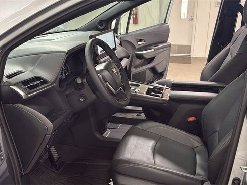 Certified 2025 Toyota Sienna Limited image 12