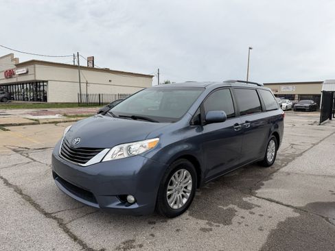 Used 2017 Toyota Sienna XLE w/ XLE Navigation Package FWD image 1
