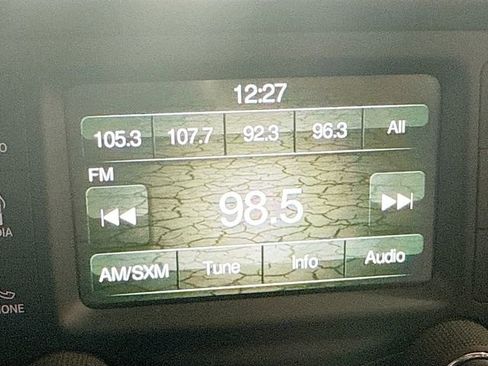 Used 2015 Jeep Renegade Latitude w/ Popular Equipment Group image 15