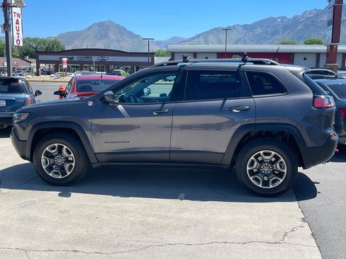 Used 2019 Jeep Cherokee Trailhawk AWD/4WD image 8