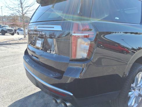Used 2021 Chevrolet Suburban High Country w/ Premium Package image 16