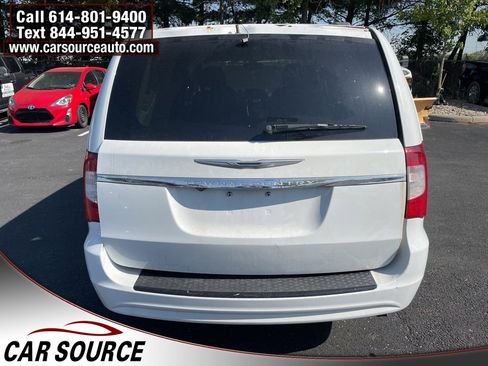 Used 2014 Chrysler Town & Country Touring image 9