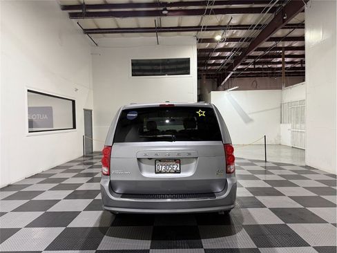 Used 2017 Dodge Grand Caravan SXT image 5