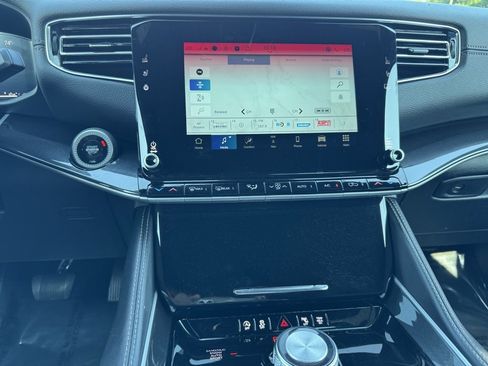 Used 2024 Jeep Wagoneer L Base image 34