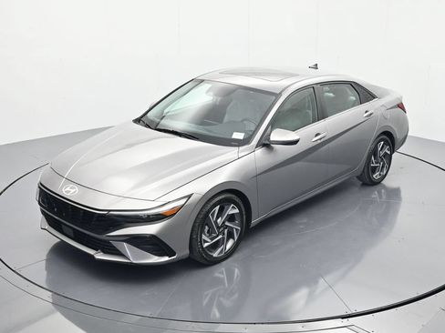 Used 2025 Hyundai Elantra Limited FWD image 31