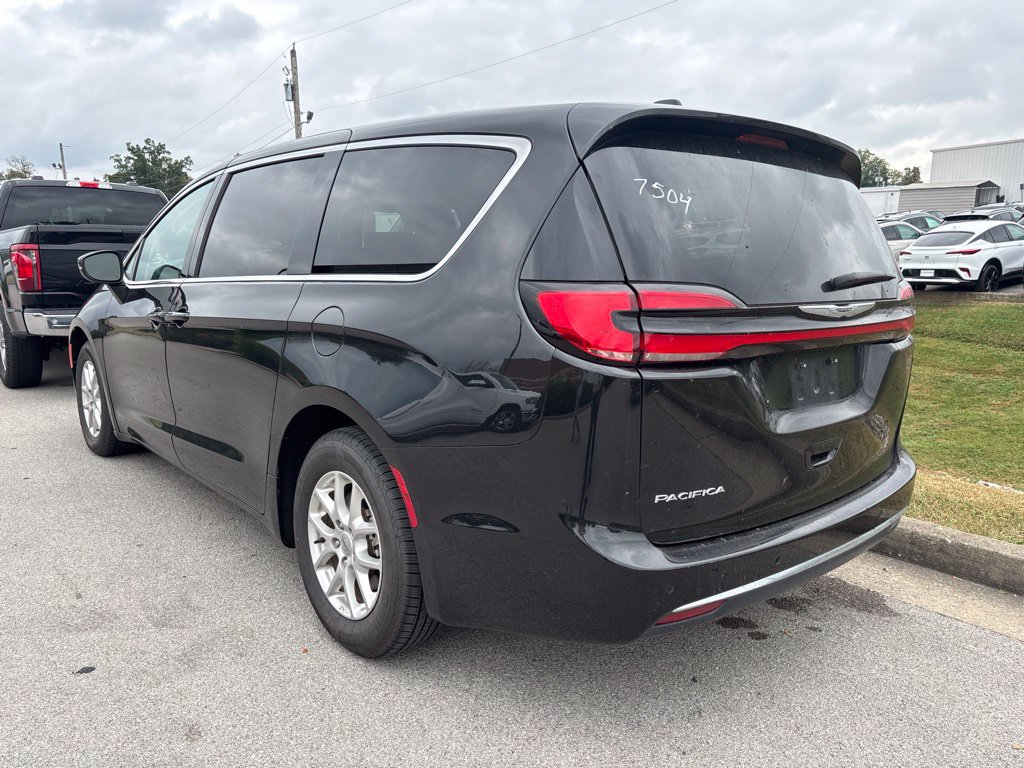Used 2023 Chrysler Pacifica Touring-L FWD image 4