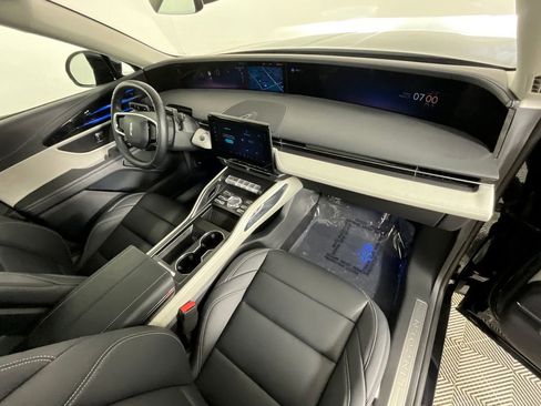 Used 2025 Lincoln Nautilus Premier AWD/4WD image 19