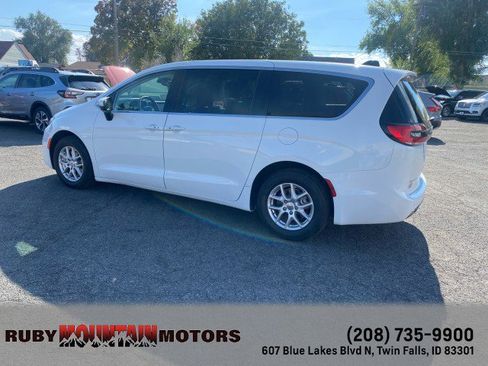 Used 2023 Chrysler Pacifica Touring-L image 5
