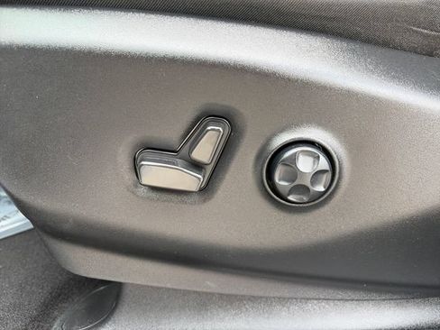 Used 2024 Chrysler Pacifica Limited FWD image 27