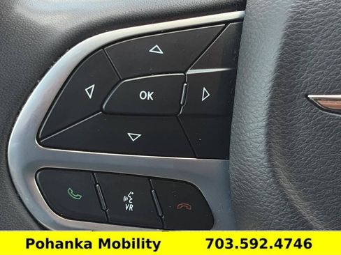 Used 2023 Chrysler Pacifica Touring-L FWD image 12