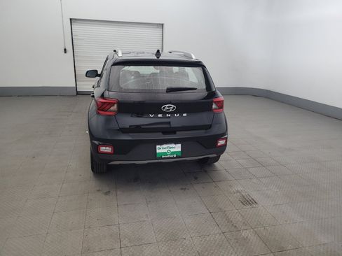 Used 2022 Hyundai Venue SEL FWD image 6