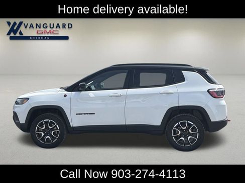 Used 2025 Jeep Compass Trailhawk image 4