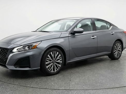 Used 2025 Nissan Altima 2.5 SV image 3