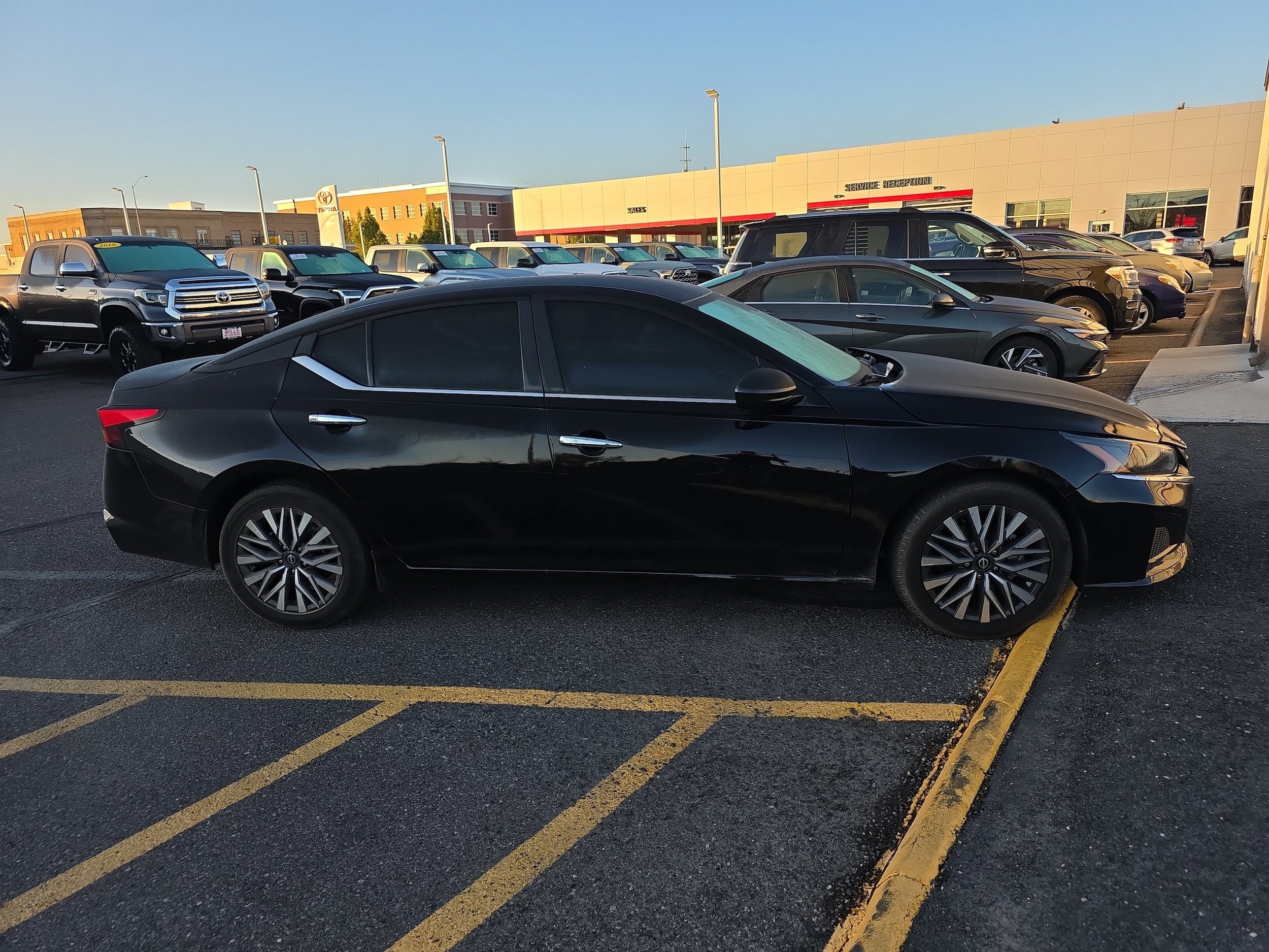 Used 2024 Nissan Altima 2.5 SV FWD image 1