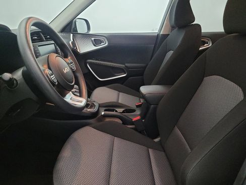 Used 2023 Kia Soul LX w/ LX Technology Package image 17