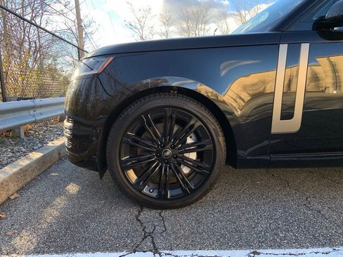 Certified 2024 Land Rover Range Rover SE image 9