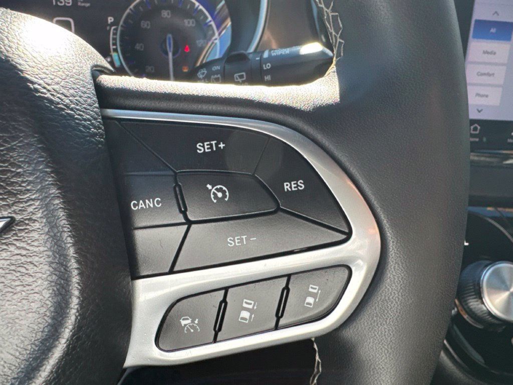 Used 2025 Chrysler Pacifica Select FWD image 17