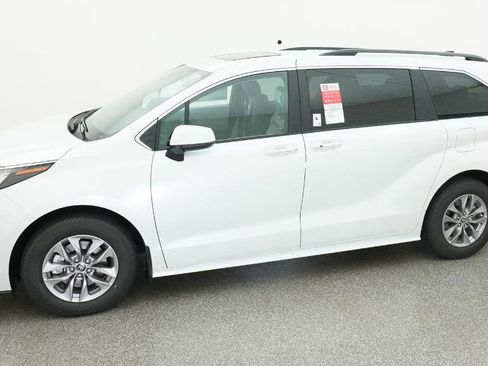 New 2026 Toyota Sienna XLE FWD image 5
