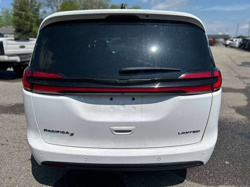 Used 2025 Chrysler Pacifica Limited FWD image 6
