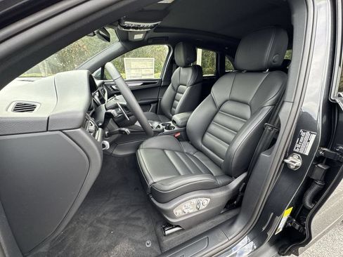 Certified 2026 Porsche Macan AWD/4WD image 5