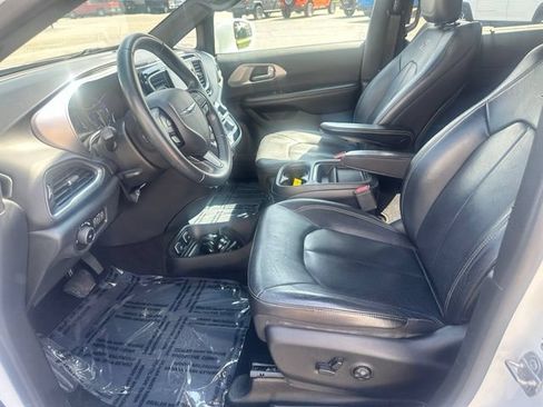 Used 2018 Chrysler Pacifica Touring-L w/ Advanced Safetytec Group FWD image 24