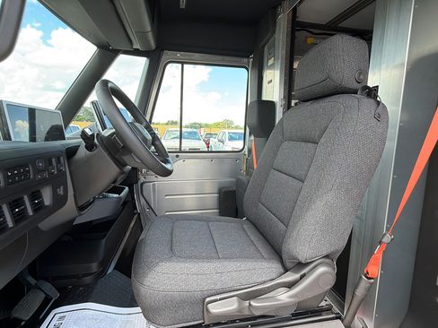 Used 2024 Chevrolet Brightdrop 400 w/ Commercial Equipment Package AWD/4WD image 17