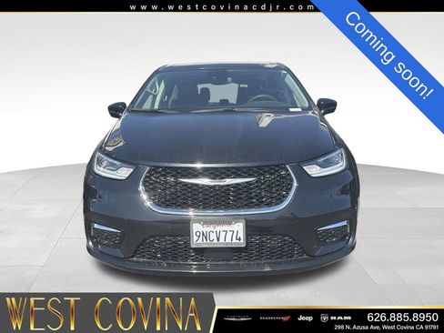 Used 2024 Chrysler Pacifica Touring-L FWD image 3