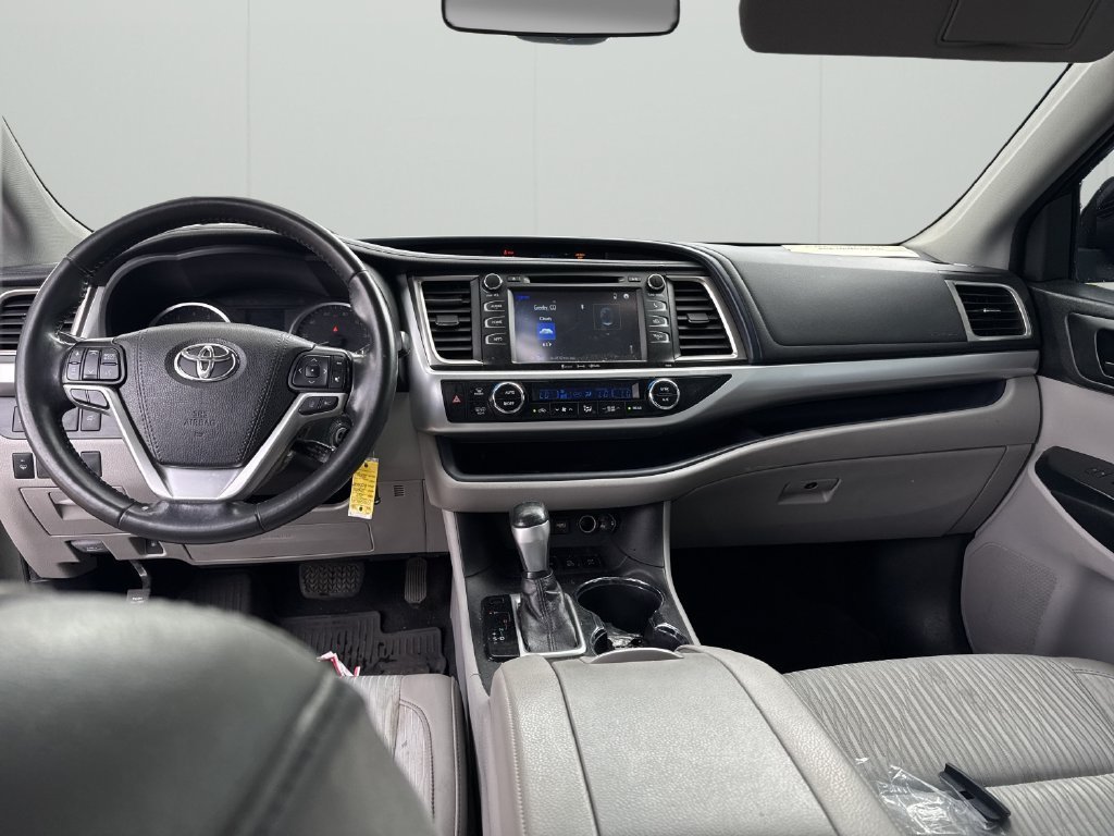 Used 2019 Toyota Highlander Plus AWD/4WD image 10