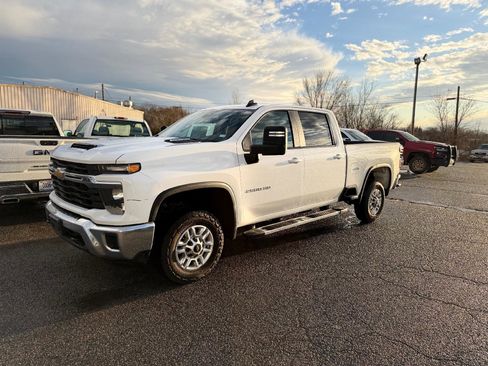 Used 2024 Chevrolet Silverado 2500 LT image 1