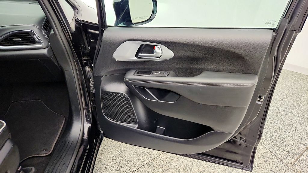 Used 2025 Chrysler Pacifica Limited FWD image 30