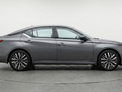 Used 2025 Nissan Altima 2.5 SV image 11