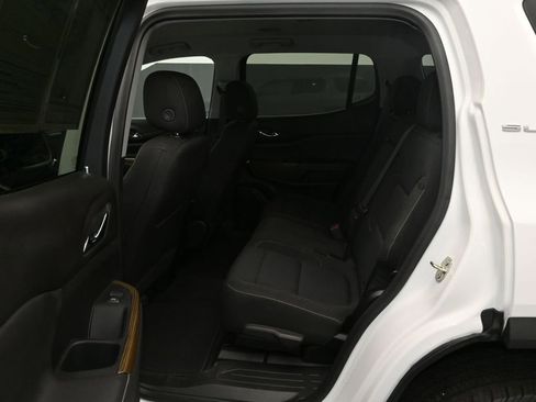 Used 2023 GMC Acadia SLE image 16