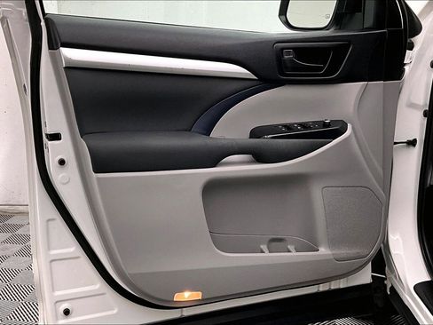 Used 2019 Toyota Highlander LE image 23