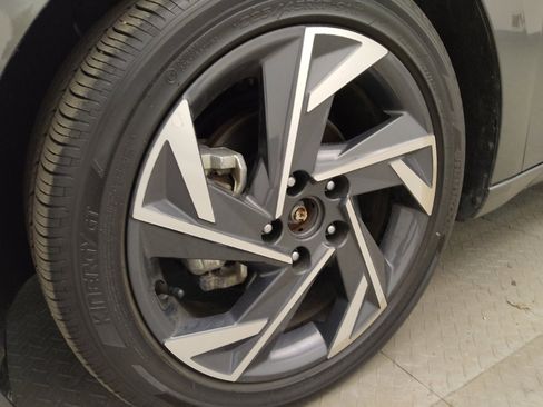 Used 2025 Hyundai Elantra Limited FWD image 31