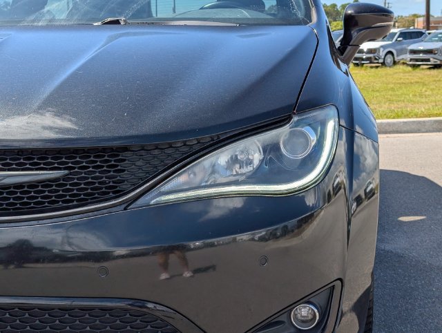 Used 2019 Chrysler Pacifica Limited w/ Advanced Safetytec Group FWD image 12
